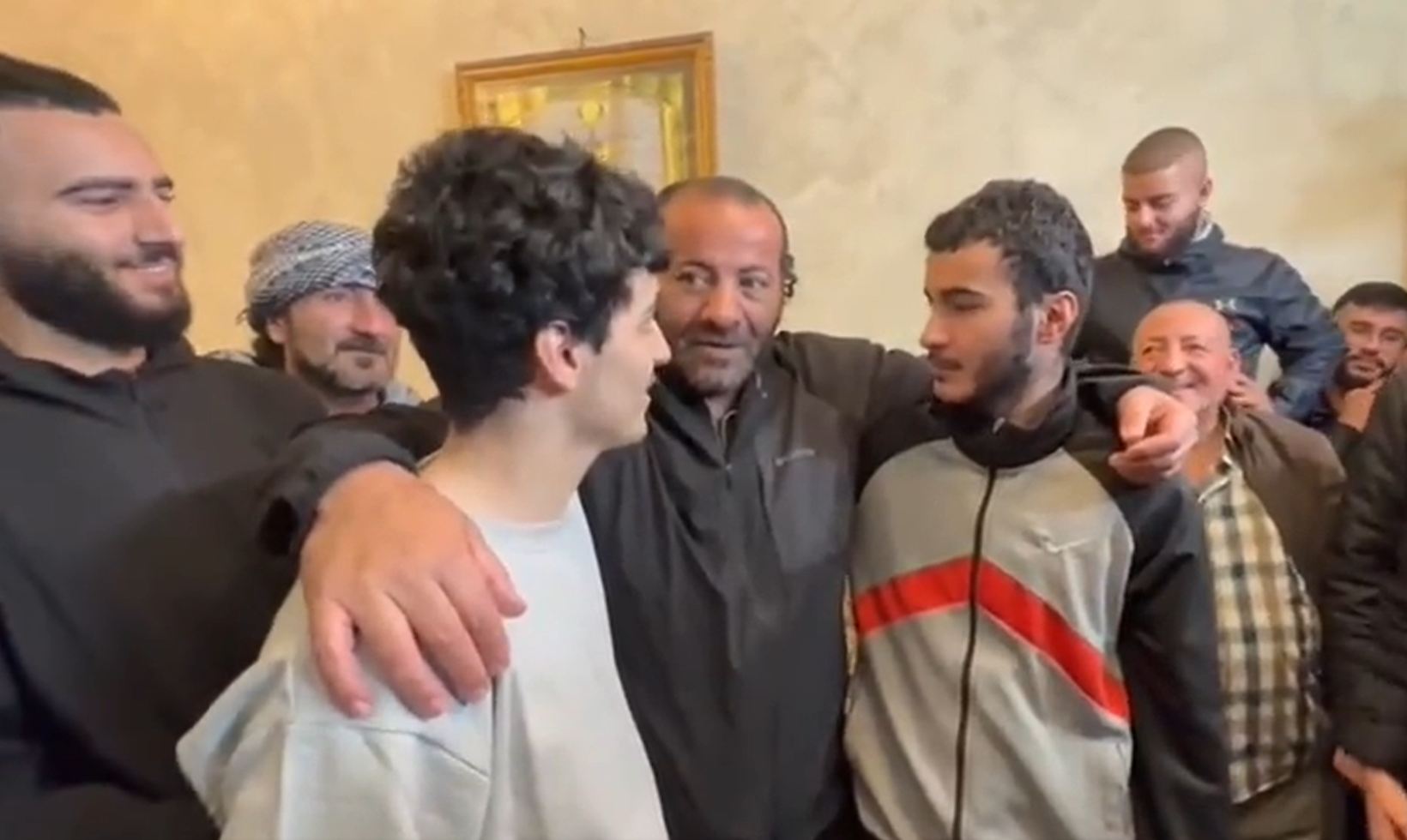 القدس تستقبل 21 طفلاً أسيراً محرراً.. فيديوهات لاستقبالهم داخل منازلهم وسط تشديدات أمنية للاحتلال