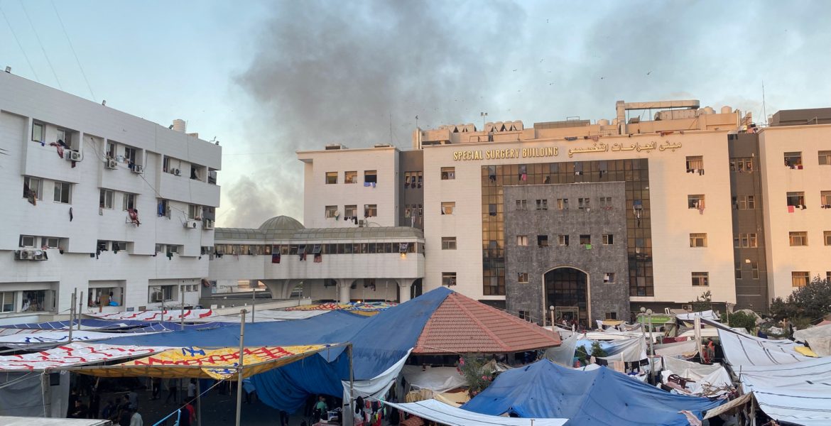 نازحون في ساحة مستشفى الشفاء في قطاع غزة / رويترز