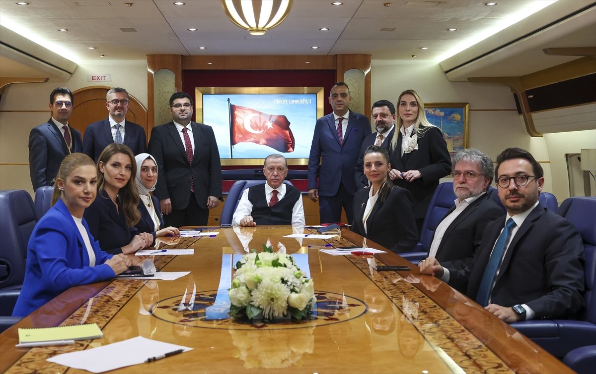أردوغان على متن الطائرة الرئاسية خلال عودته من الرياض/الأناضول<br>