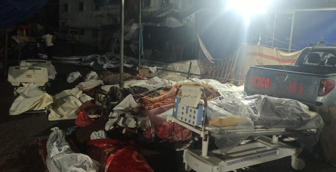 عشرات الجثث متكدسة في مجمع الشفاء في غزة/الأناضول