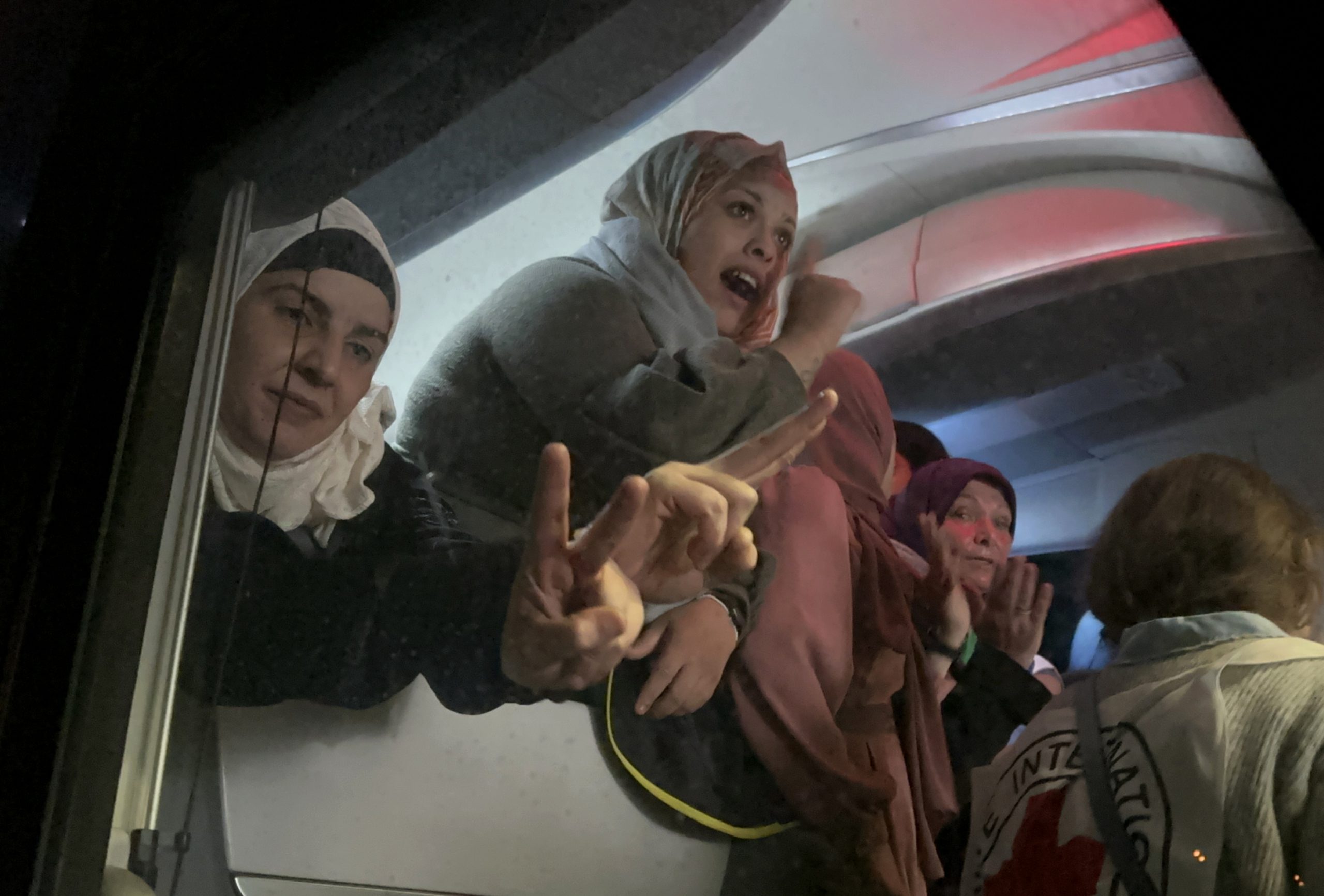 أسيرات فلسطينيات محررات في صفقة التبادل: الاحتلال سلبنا كل حقوقنا بعد طوفان الأقصى وتعمد إذلالنا