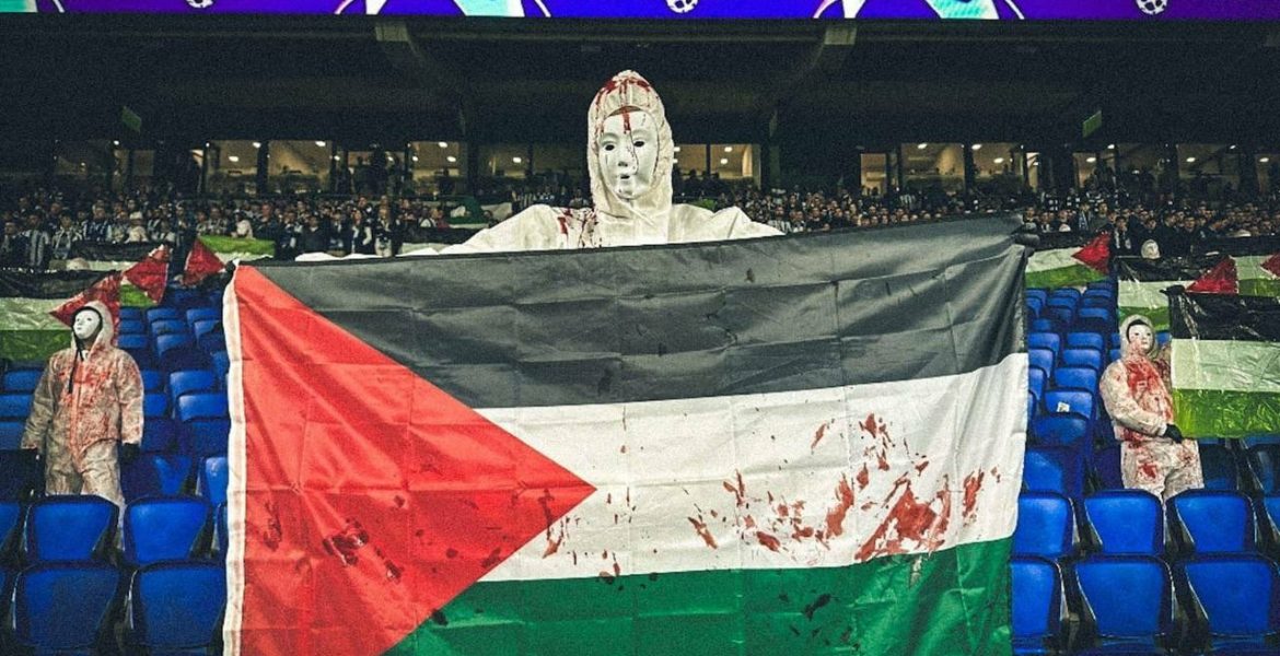ارتدى عدد من جماهير سوسيداد ملابس بيضاء وأقنعة بيضاء، ولطخوها باللون الأحمر؛ في إشارة إلى الشهداء في فلسطين
