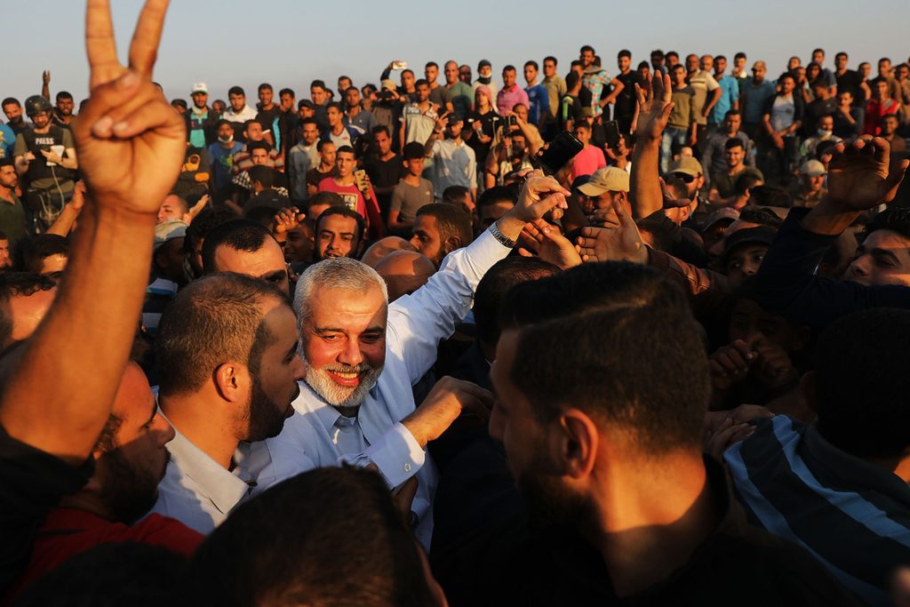 زعيم حماس، إسماعيل هنية، يحيي المتظاهرين عند السياج الحدودي مع إسرائيل في مدينة غزة/ جيتي