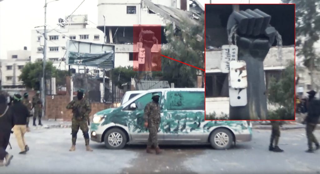 كتائب القسام قامت بانتشار عسكري وسط ساحة فلسطين خلال تسليم الأسرى الإسرائيليين٬ ويظهر خلفها نصب 