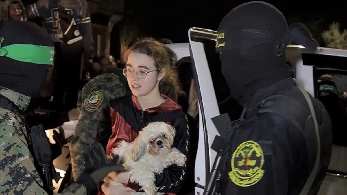 صور من تسليم المقاومة الفلسطينية للأسرى الإسرائيليين في قطاع غزة - الأناضول