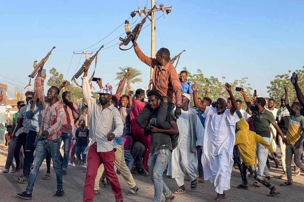 الناس يتجمعون لدعم الجيش السوداني في مدينة ود مدني في 17 ديسمبر 2023، وسط الحرب المستمرة ضد قوات الدعم السريع شبه العسكرية/ Getty