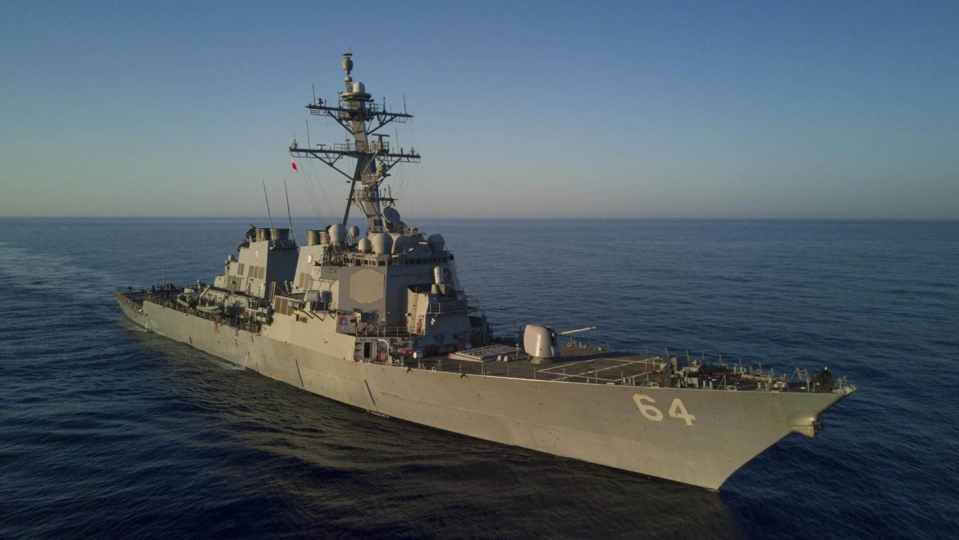 السفينة الحربية الأمريكية US Navy Arleigh Burke-class in في البحر الأحمر/ البحرية الأمريكية