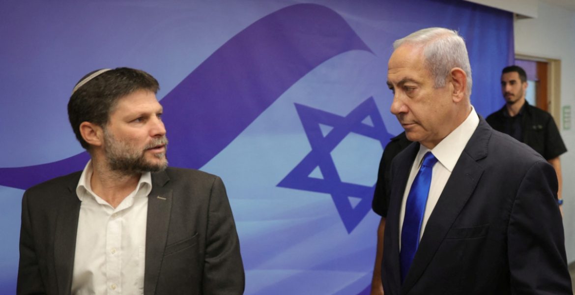 وزير المالية الإسرائيلي بتسلئيل سموتريتش مع نتنياهو/ رويترز