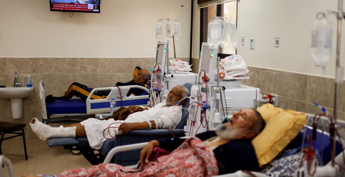 مستشفيات القطاع تعاني من وطأة الحصار - رويترز