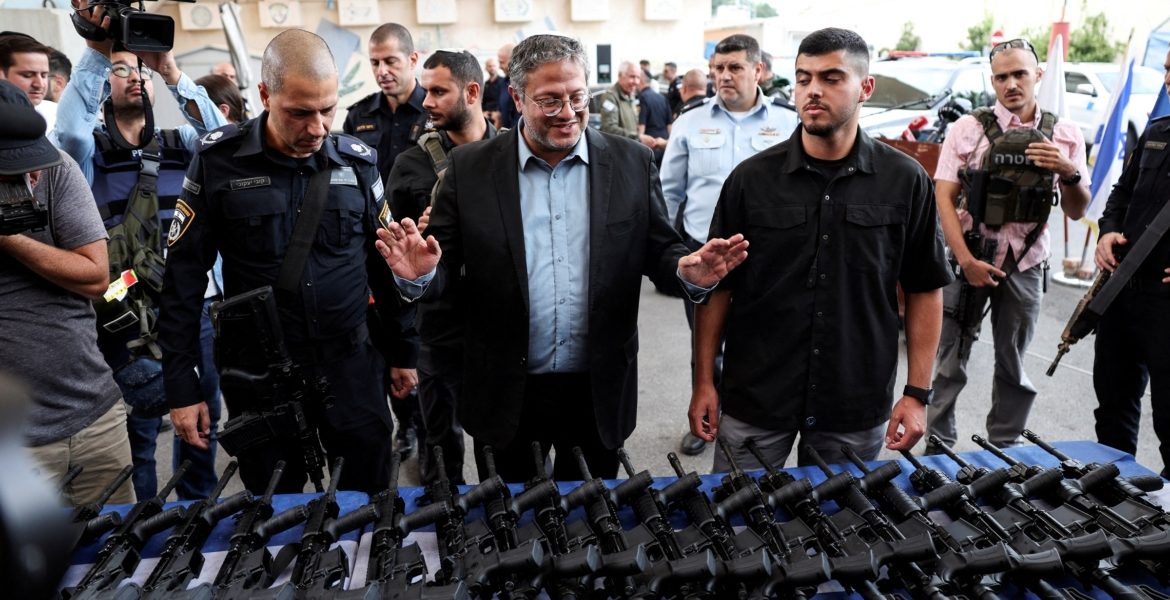 الوزير اليميني المتطرف بن غفير يمنح أسلحة هجومية للإسرائيليين/ رويترز