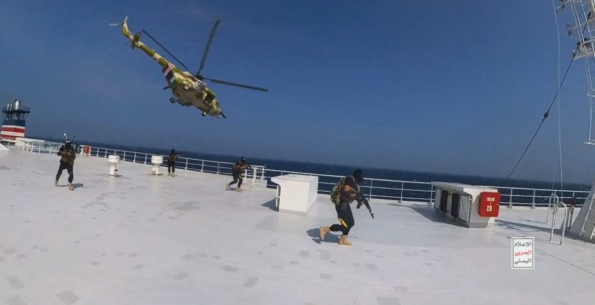 هجوم سابق للحوثيين على سفينة تجارية في البحر الأحمر/ رويترز
