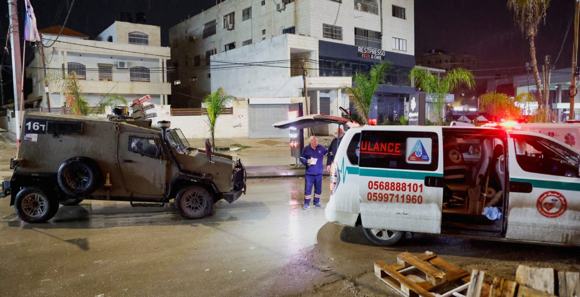 فيديو يوثق لحظة إعدام الاحتلال شاباً فلسطينياً وهو مصاب.. أطلق النيران على فلسطينيين عزّل بالضفة