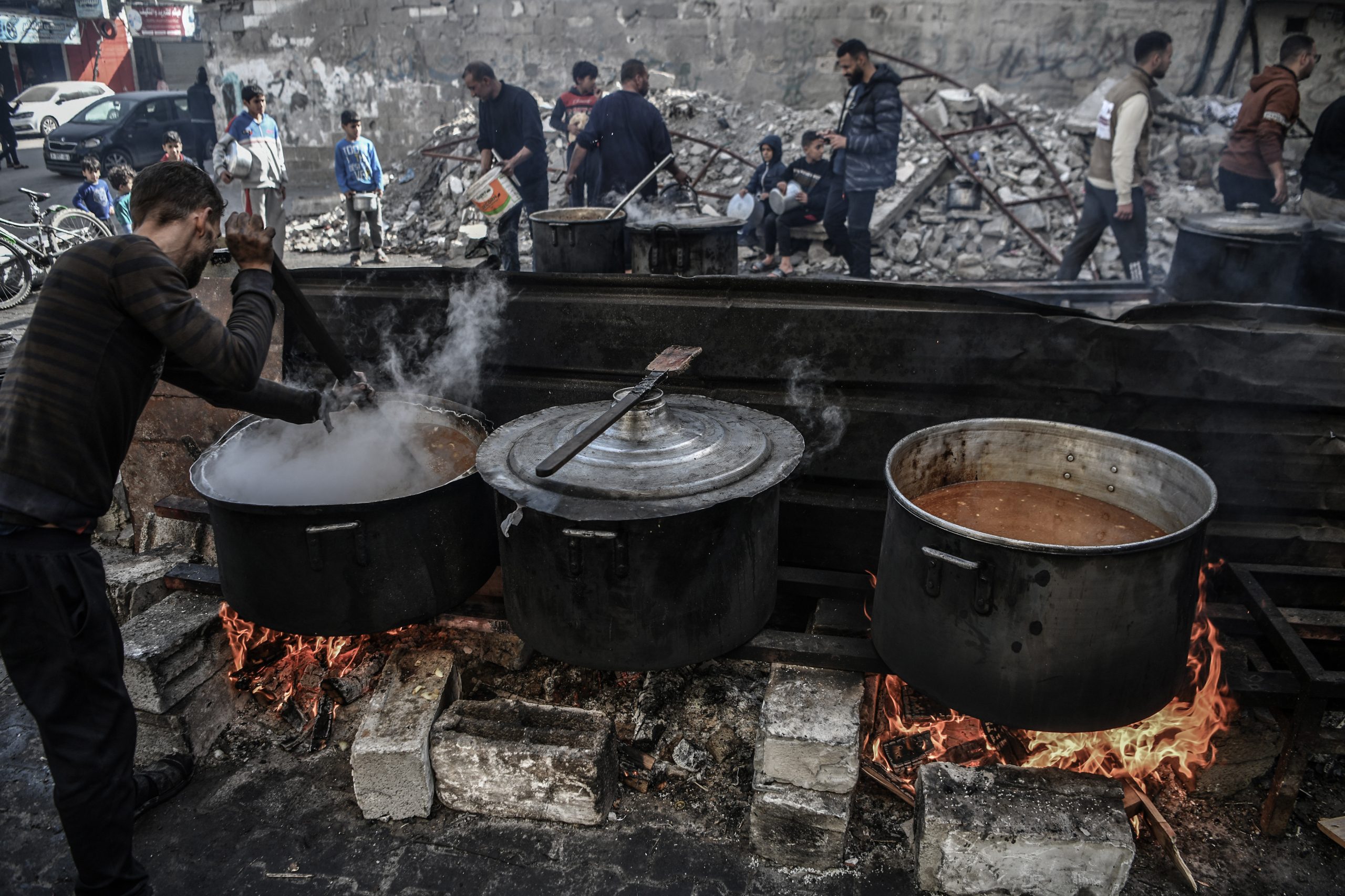 محاولات فلسطينية للصمود أمام نقص الغذاء والقصف - الأناضول