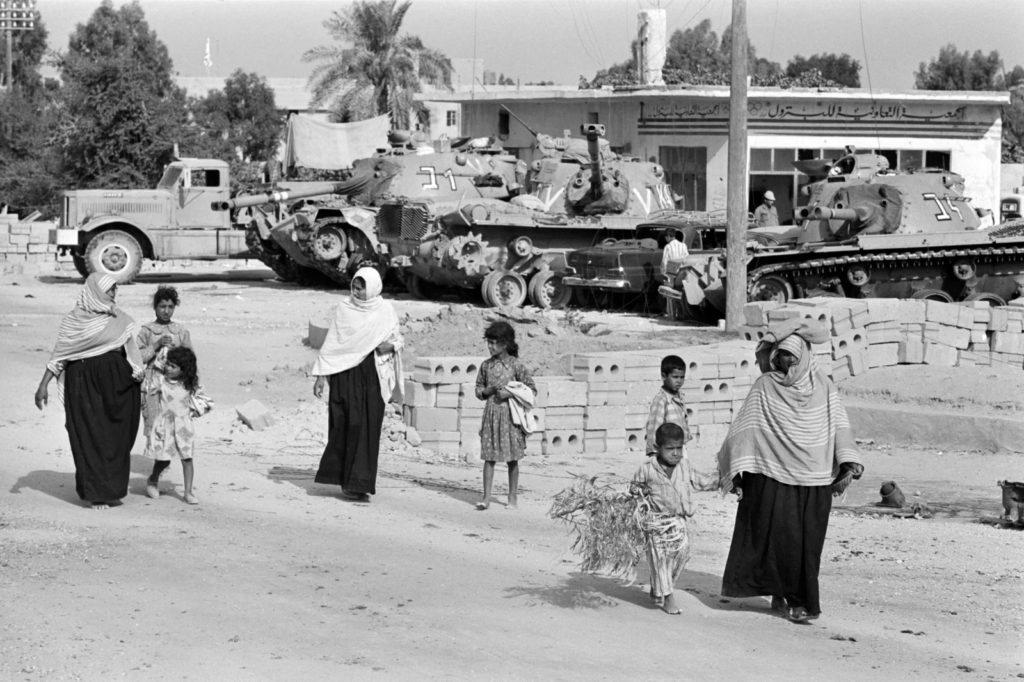 لاجئون في غزة يسيرون أمام دبابات الجيش الإسرائيلي خلال حرب الأيام الستة في يونيو 1967/ جيتي