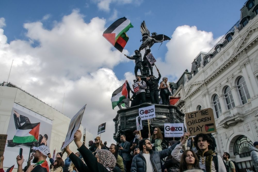 متظاهرون من أجل فلسطين يتجمعون في لندن للمطالبة بوقف العدوان على غزة الدولة الفلسطينية بريطانيا 