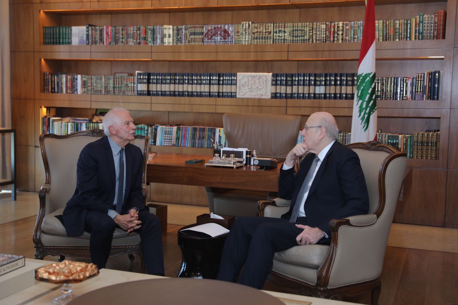 جوزيب بوريل ونجيب ميقاتي في لبنان- منصات التواصل