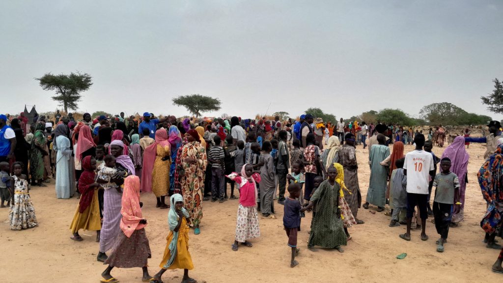 سودانيون فروا من العنف في بلادهم ينتظرون تسجيلهم في مخيم بالقرب من الحدود بين السودان وتشاد في أدري بتشاد في 26 أبريل/نيسان 2023- رويترز