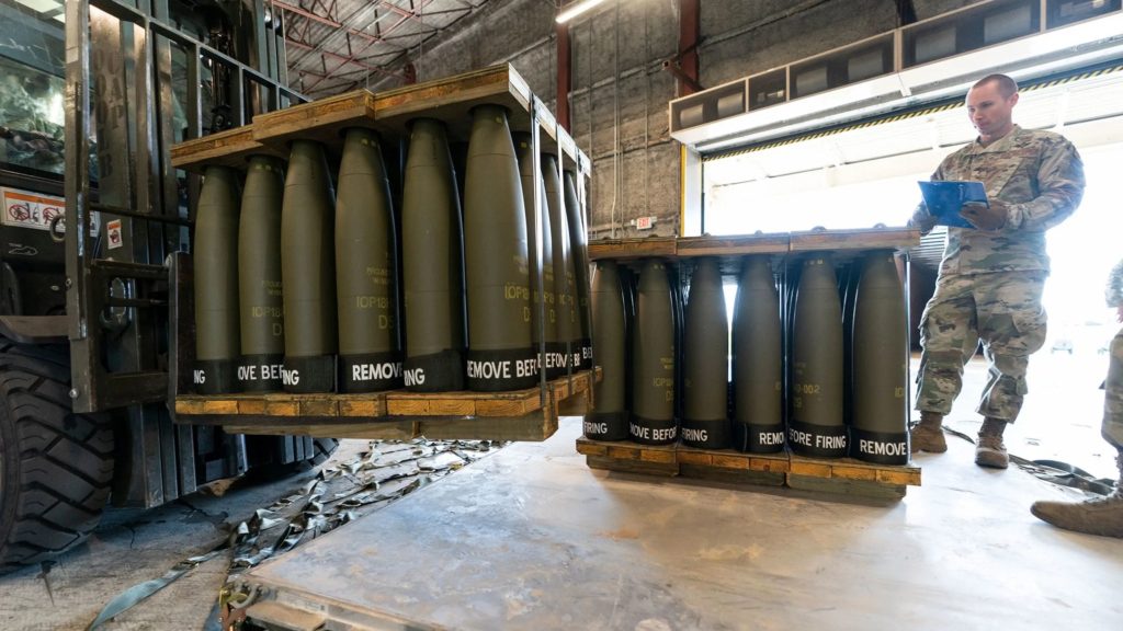 شحنات أسلحة أمريكية وقذائف يتم شحنها إلى أوكرانيا 2023، أرشيفية/ رويترز