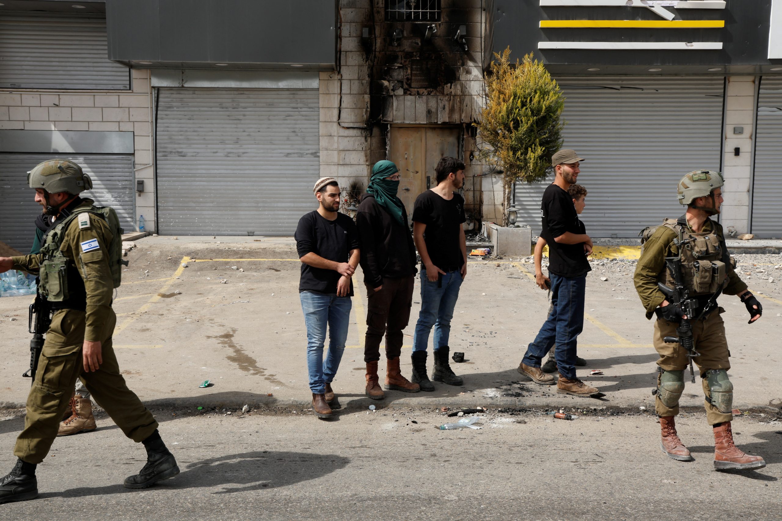 مستوطنون بزي عسكري يهاجمون فلسطينيي الضفة بـ”توجيهات رسمية”! الاعتداءات تزايدت منذ “طوفان الأقصى”