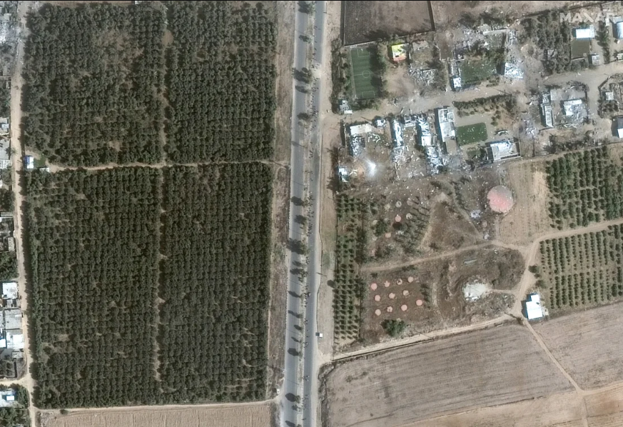 صور أقمار اصطناعية تظهر نازحين على طريق صلاح الدين، والبنايات على اليمين قد تعرضت للقصف (المصدر: رويترز عن Maxar )