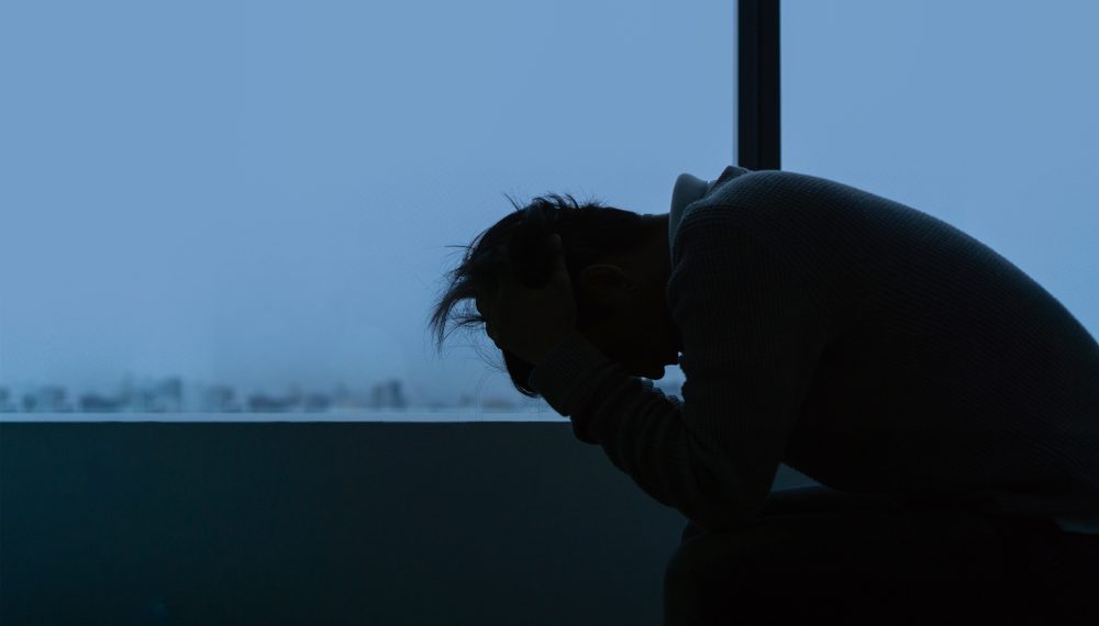 خسارة الأحبة والأمان والمنزل والعمل من شأنه مفاقمة شعور الحزن والمرارة - Shutterstock