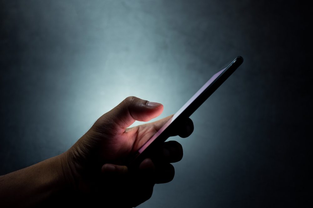 الهواتف الذكية قادرة على اختراق خصوصيات المستخدمين - shutterstock
