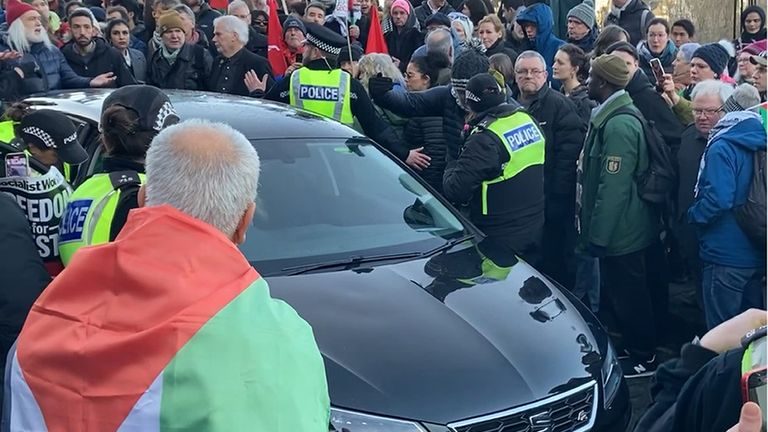 السيارة شقت طريقها وسط التظاهرة <br>