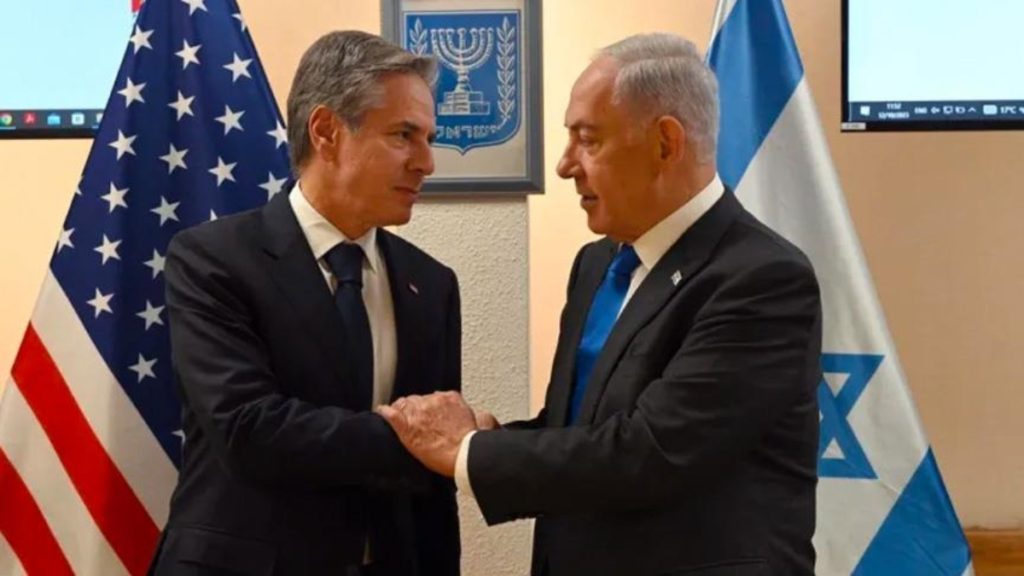 رئيس الوزراء الإسرائيلي بنيامين نتنياهو مع وزير الخارجية الأمريكي أنتوني بلينكن في لقاء سابق في إسرائيل /الأناضول