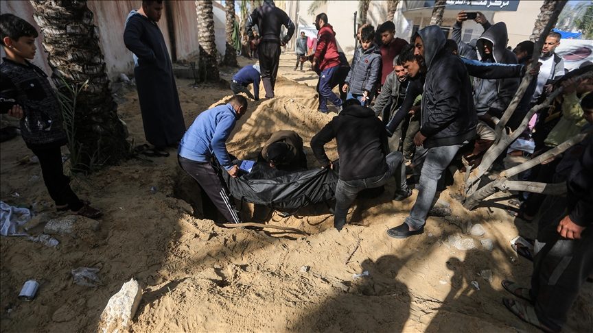 مقبرة جماعية لـ40 شهيدا بمستشفى ناصر في خان يونس/ الأناضول