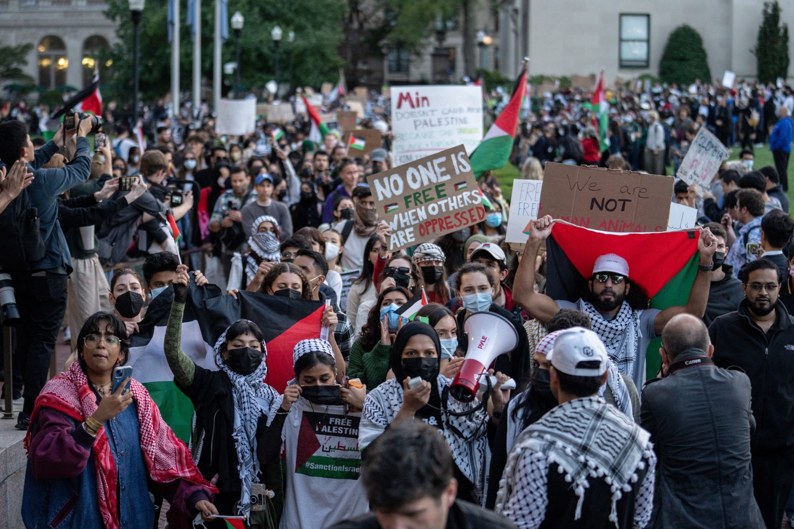 طلاب مؤيدون للفلسطينيين يشاركون في احتجاج لدعم الفلسطينيين وسط الصراع المستمر في غزة، في جامعة كولومبيا -رويترز