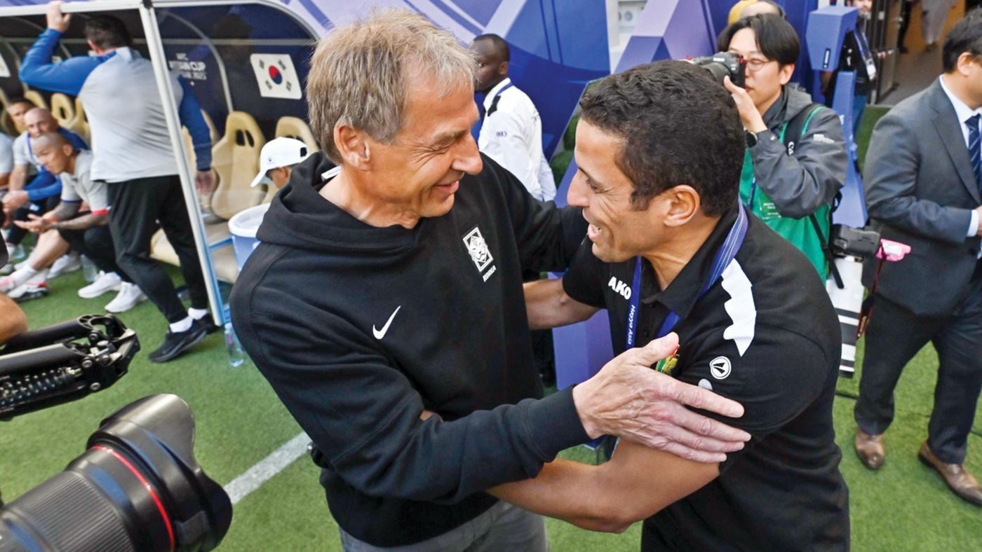 كاميرا الملعب تكشف عن رسالة “راقية” من مدير منتخب كوريا الجنوبية الفني إلى المدرب المغربي لمنتخب الأردن (فيديو)