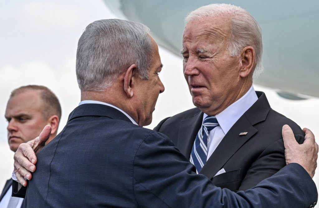 بايدن يعانق نتنياهو في زيارة عاجلة له لتل أبيب بعد هجوم السابع من أكتوبر / رويترز