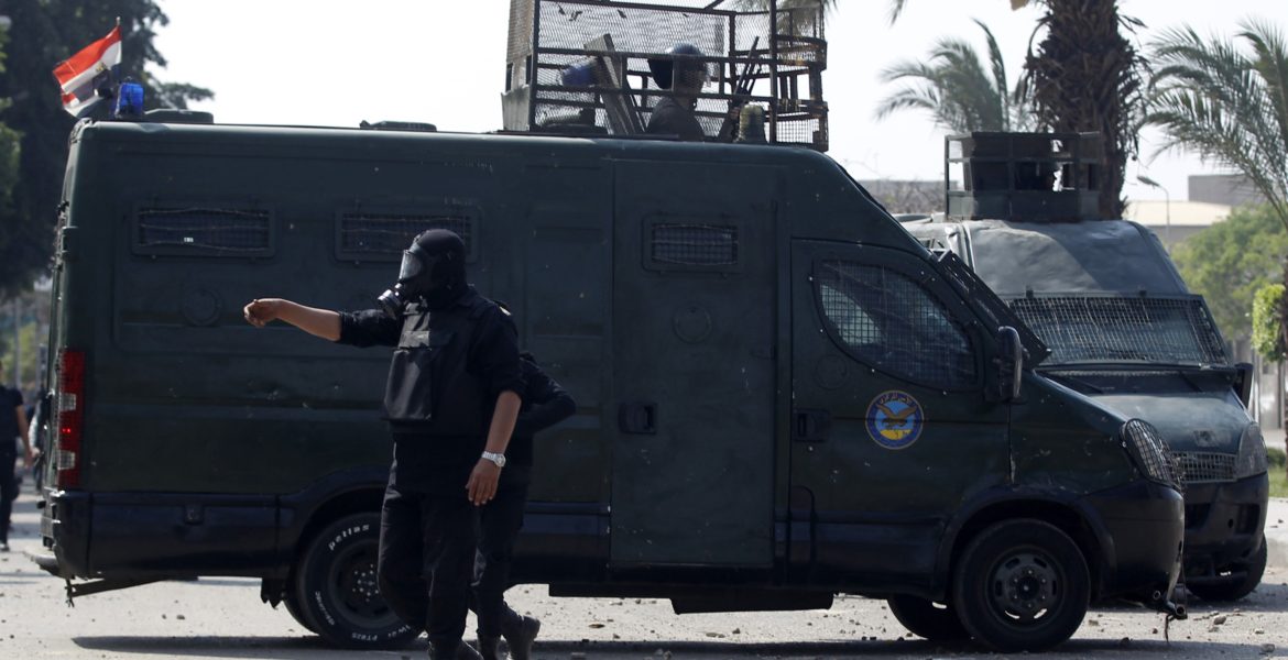 انتحار طالبة بجامعة العريش في مصر.. رسائل متداولة حول تعرضها للابتزاز وغضب على مواقع التواصل 