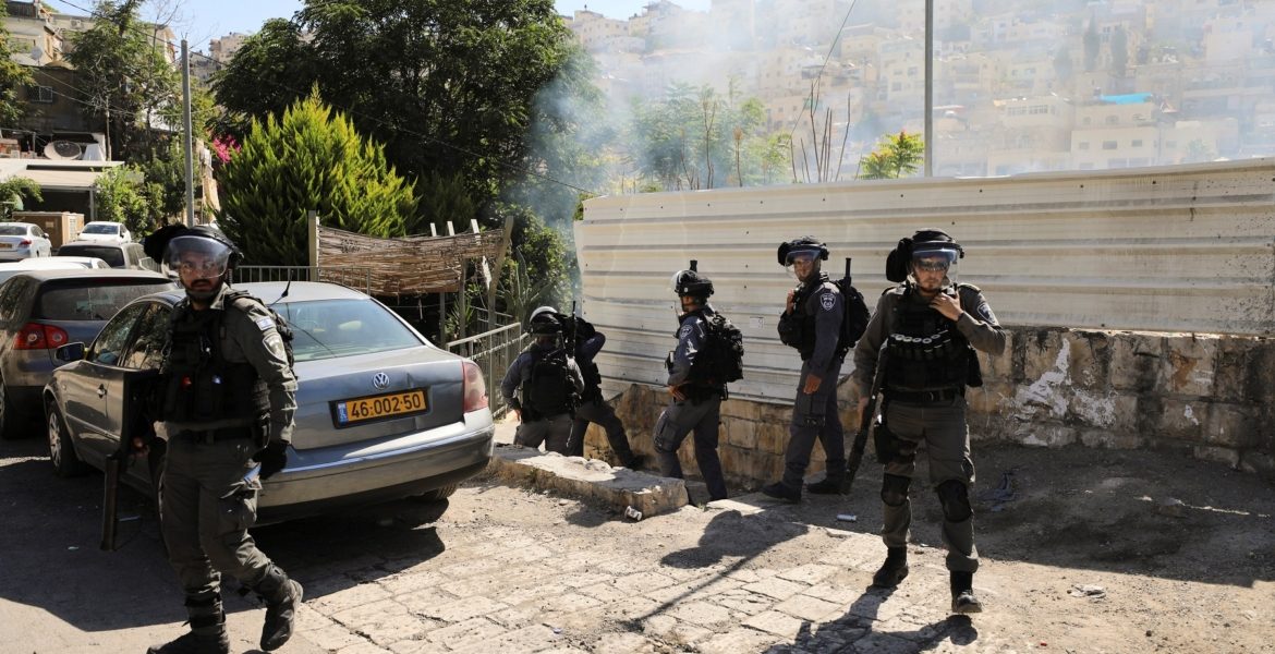 ترافق الهدم في القدس عمليات اعتقال واسعة للشباب الفلسطينيين في القدس المحتلة - رويترز
