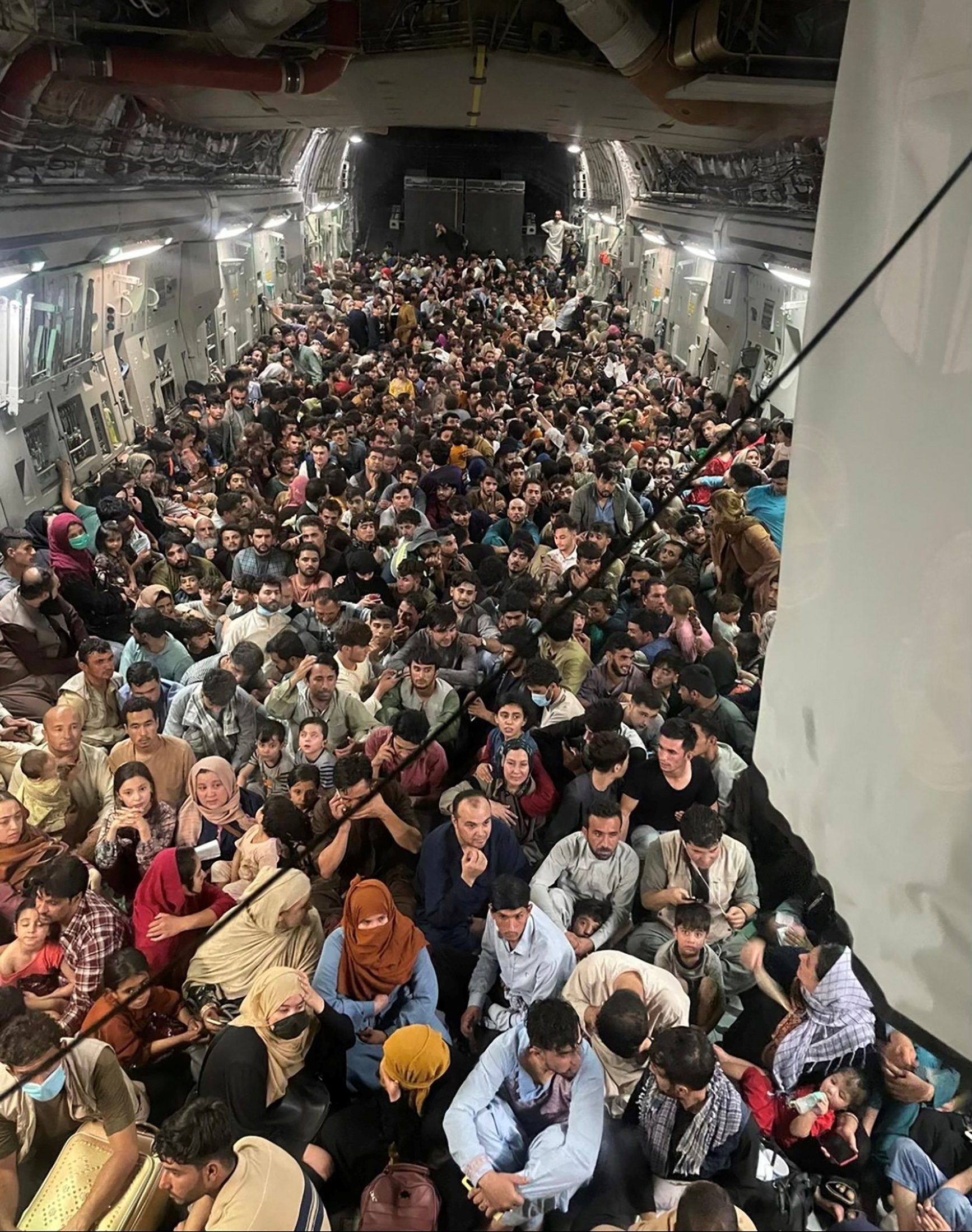 مئات الأفغان على متن الطائرة/ رويترز