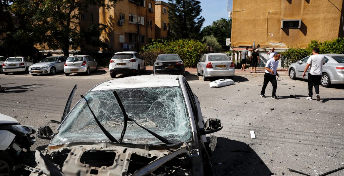 قتلى وجرحى إسرائيليون في عملية إطلاق نار على موقف حافلات في عسقلان