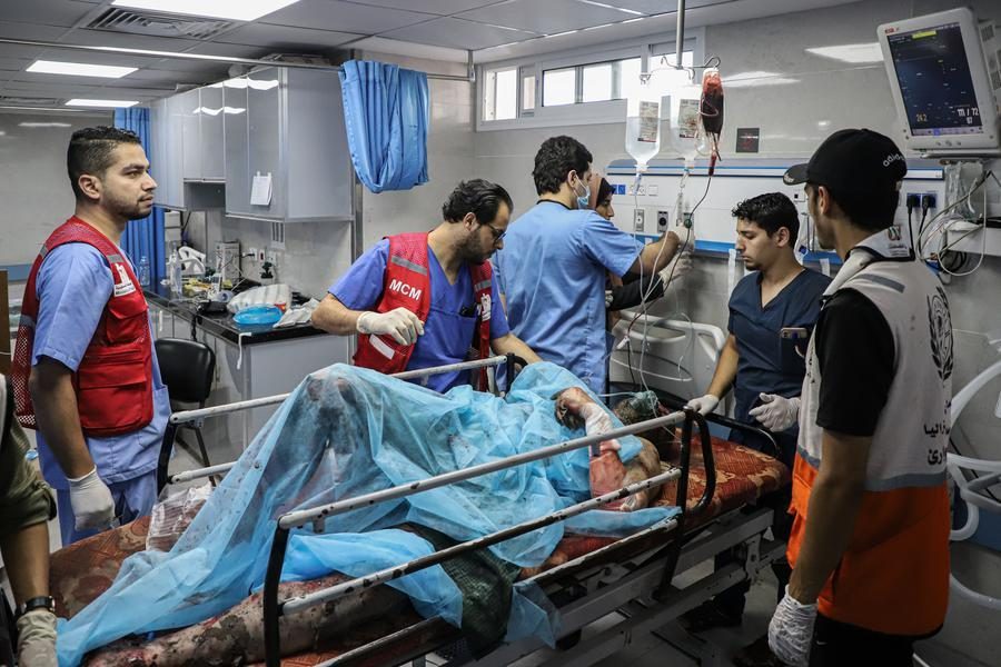رجل مصاب يتلقى العلاج في أحد المستشفيات عقب ضربات جوية إسرائيلية على مدينة غزة