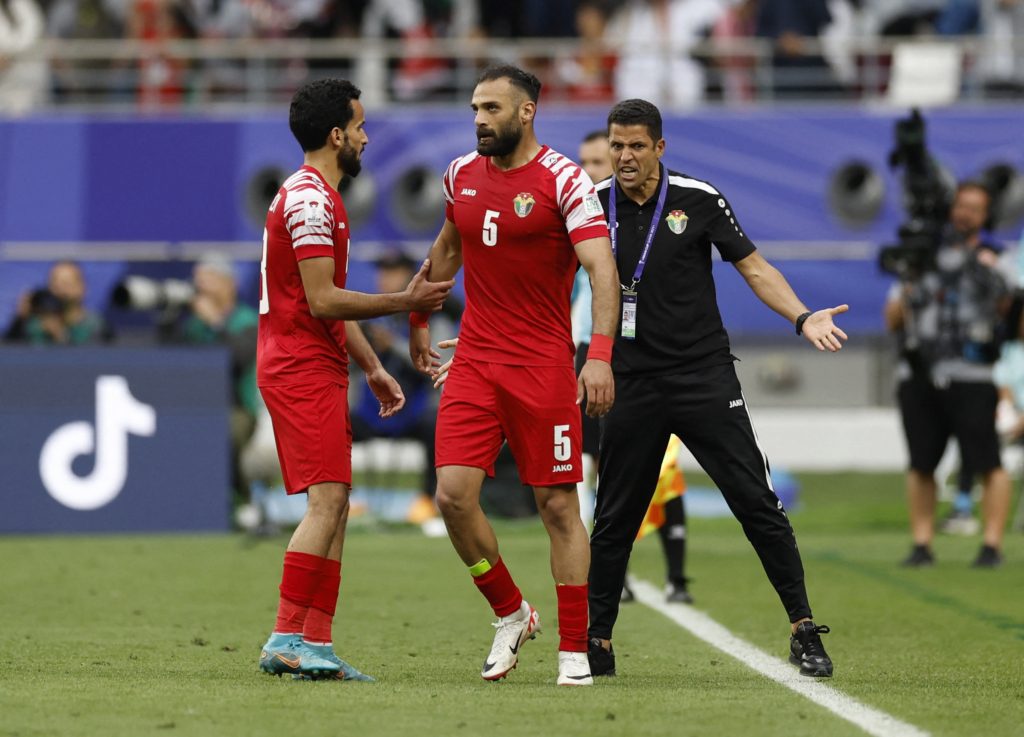 مدرب منتخب الأردن النشامى الحسين عموتة قبل نهائي كأس آسيا 2023 (رويترز)