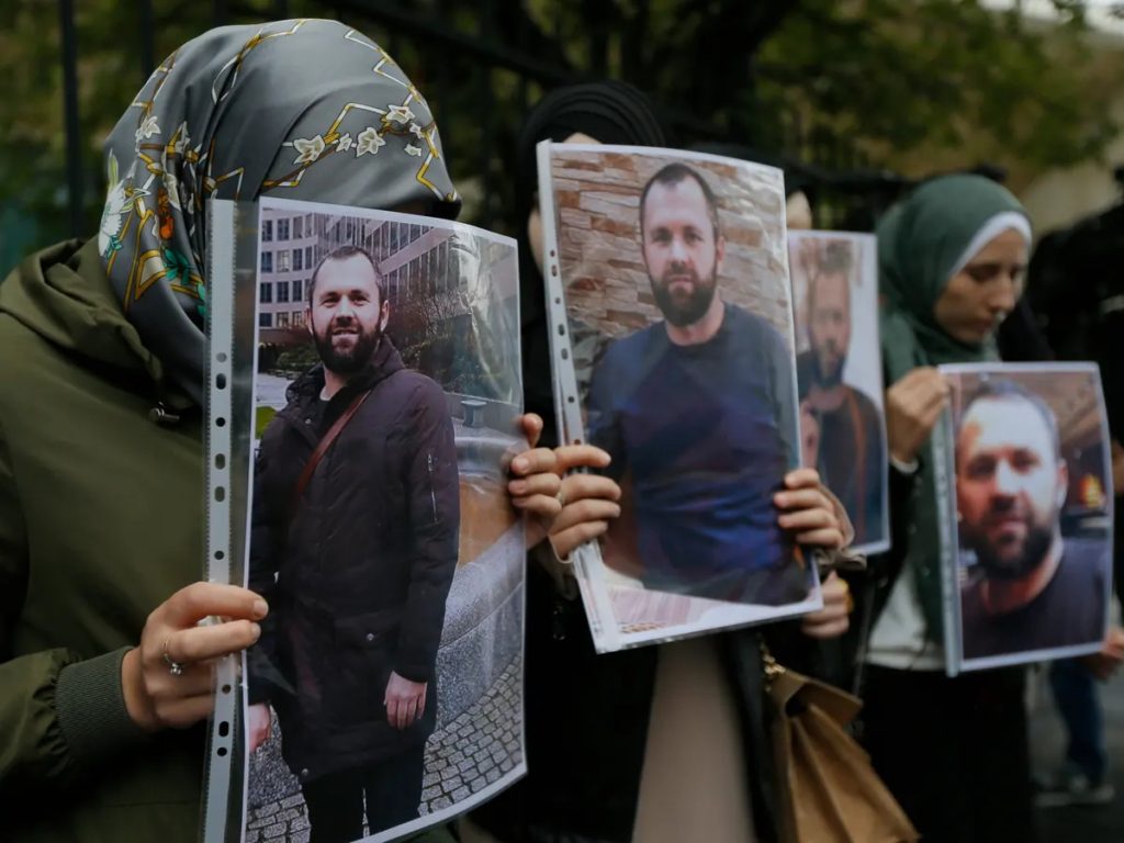 أشخاص يحملون صور زيليمخان خانغوشفيلي – الذي قُتل على يد فاديم كراسيكوف – أمام السفارة الألمانية في تبليسي، جورجيا، في سبتمبر 2019/ Getty