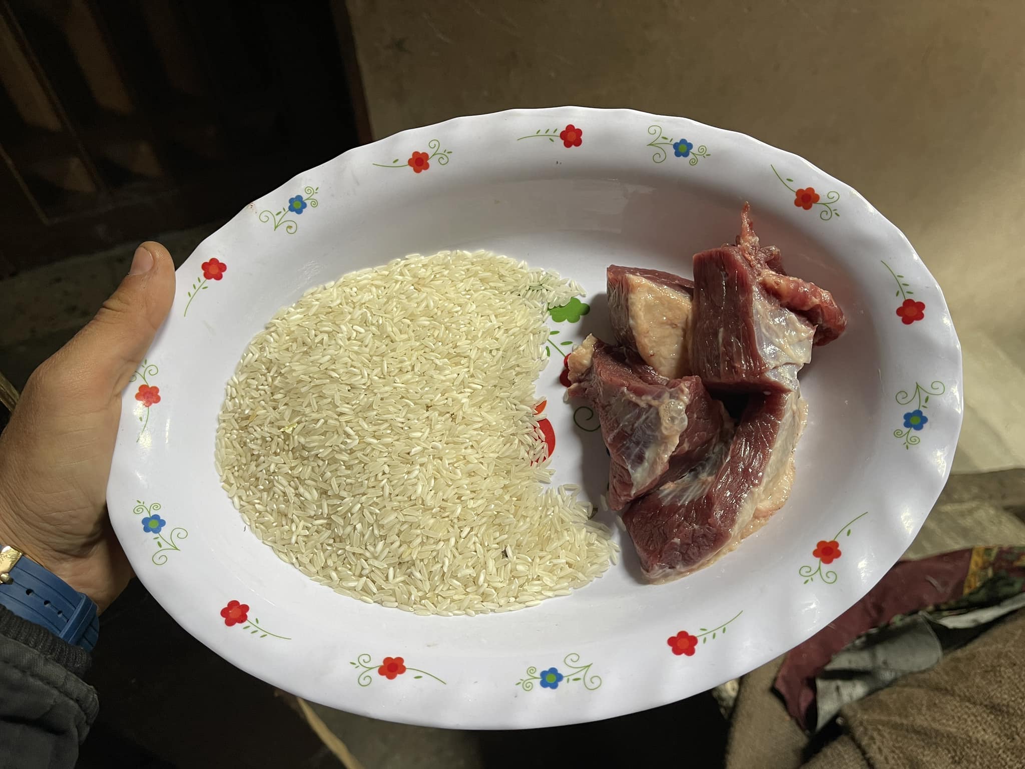 رجل يهدي زوجته وجبة طعام في غزة