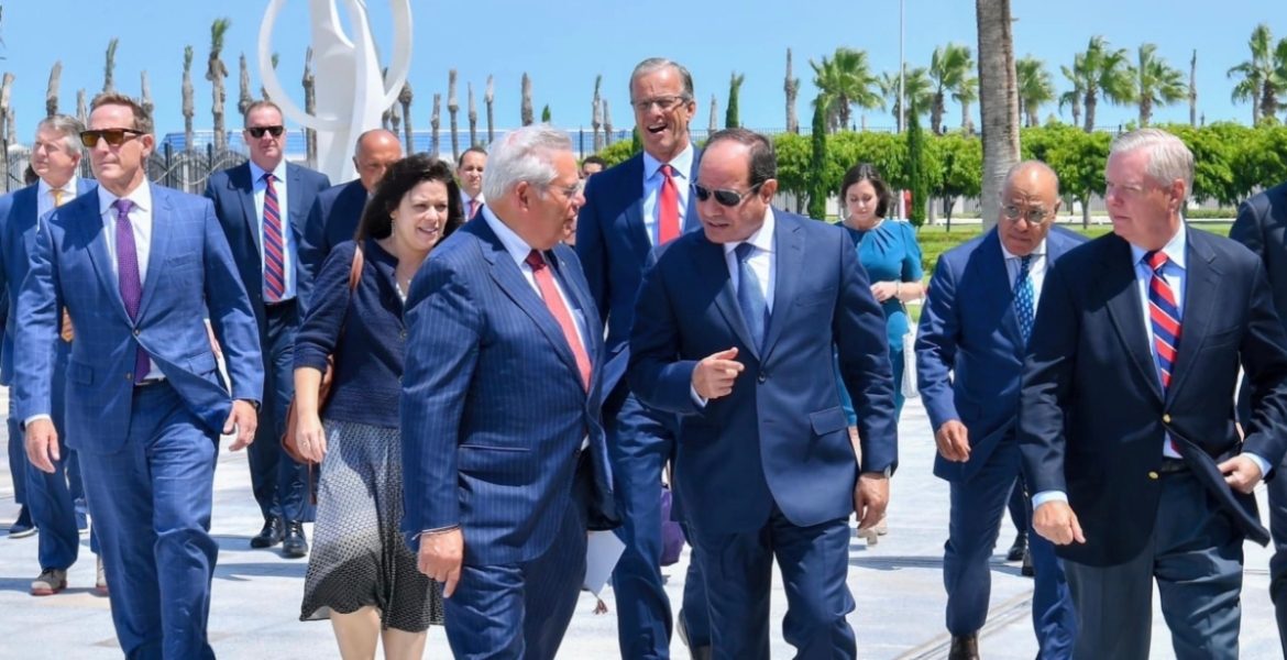 السيناتور الأمريكي روبرت مينينديز في لقاء بالسيسي في أغسطس/ 2023- الصفحة الرسمية لرئاسة الجمهورية المصرية في فيسبوك