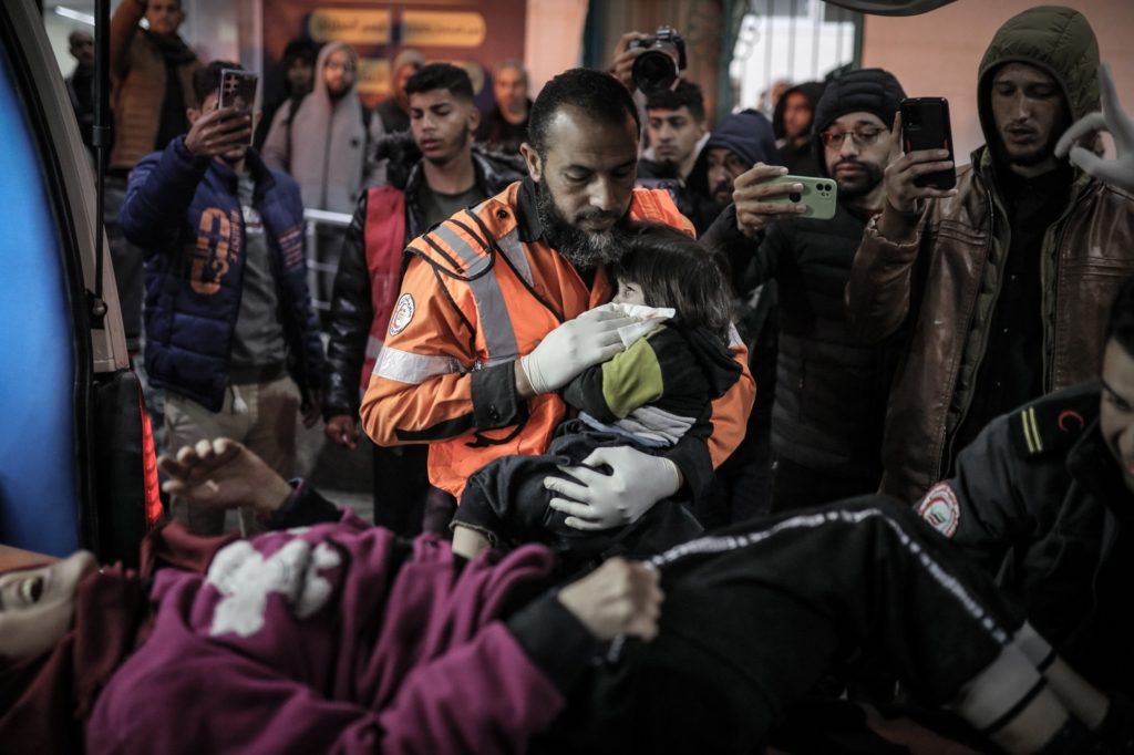 شهداء ومصابون فلسطينيون خلال خروجهم من مستشفى ناصر شهداء في غزة 
