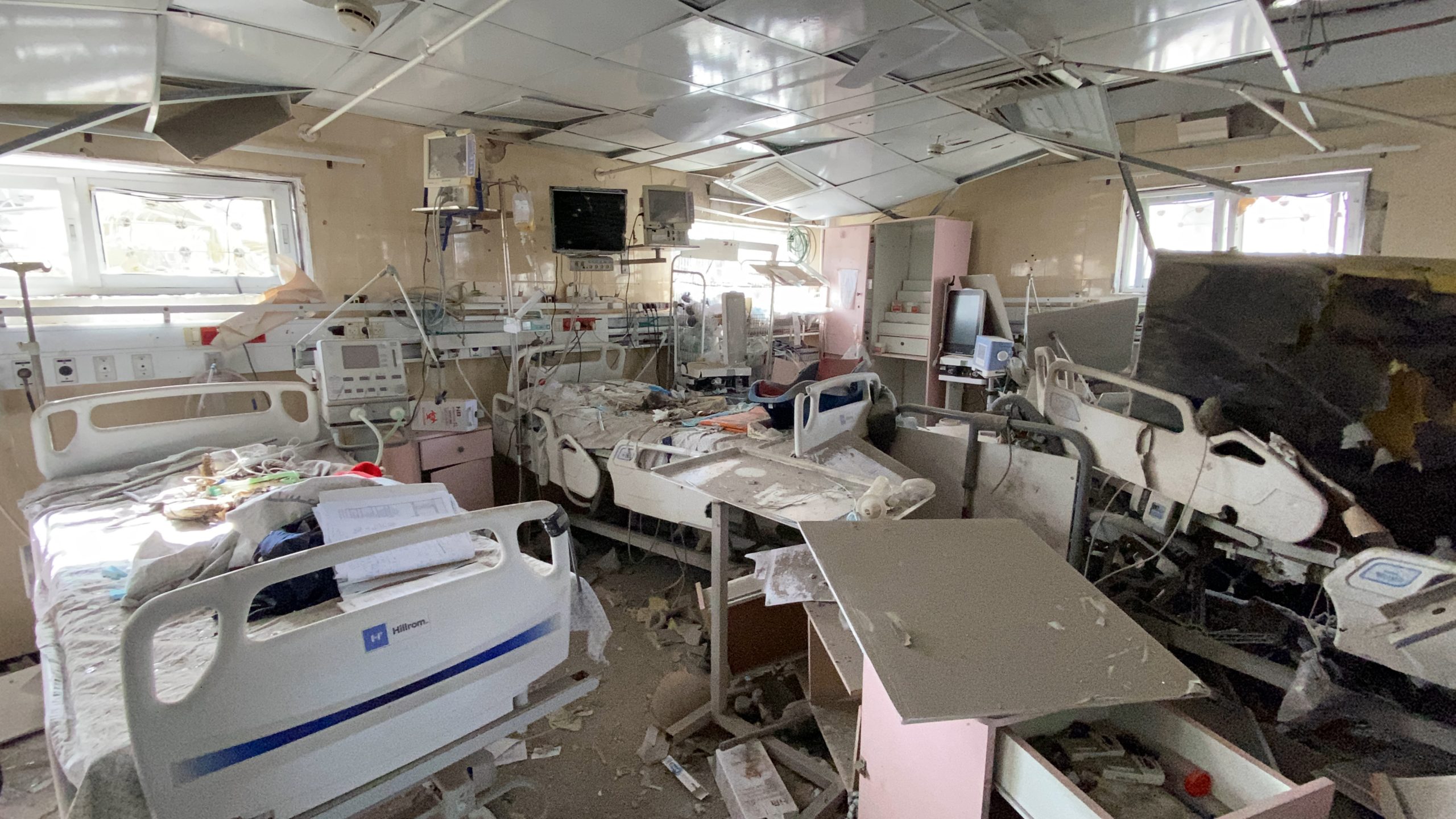 دمّرت قوات جيش الاحتلال الإسرائيلي أجزاءاً واسعة من مستشفى ناصر الطبي