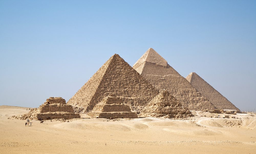 القاهرة تتحرك بعد ضجة “تبليط الهرم”.. شكّلت لجنة لمراجعة المشروع المعماري تضم مصريين وأجانب