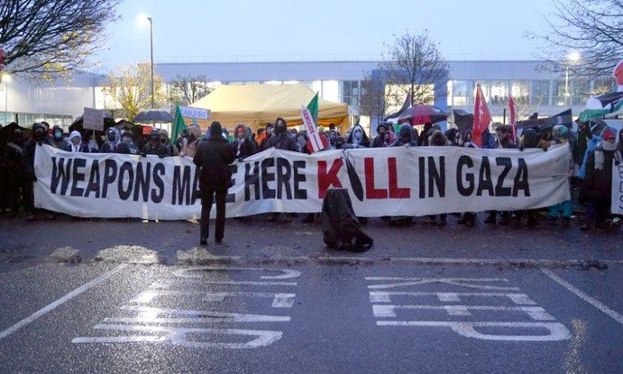 محتجون أمام مصنع أسلحة في بريطانيا/ تويتر