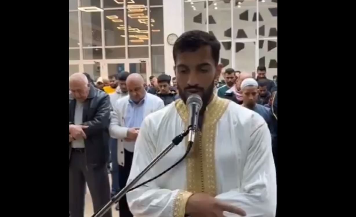 نجم المنتخب الأردني موسى التعمري إماماً لصلاة التراويح في عمّان.. تفاعل كبير وإشادة واسعة بصوته (فيديو)