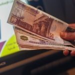 &#8220;الأموال الساخنة&#8221; كلمة السر وراء ارتفاع الجنيه مقابل الدولار.. ومصادر: الأجانب الأكثر استفادة، وانخفاض العملة مرة أخرى وارد