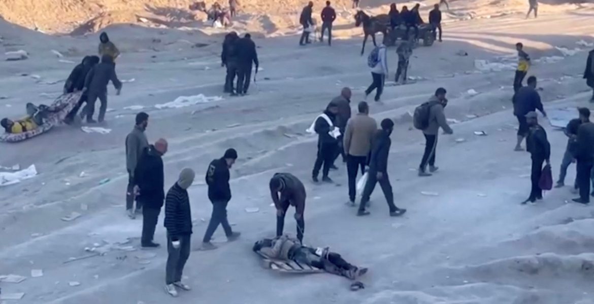 محاولة إنقاذ مصابين برصاص الاحتلال في