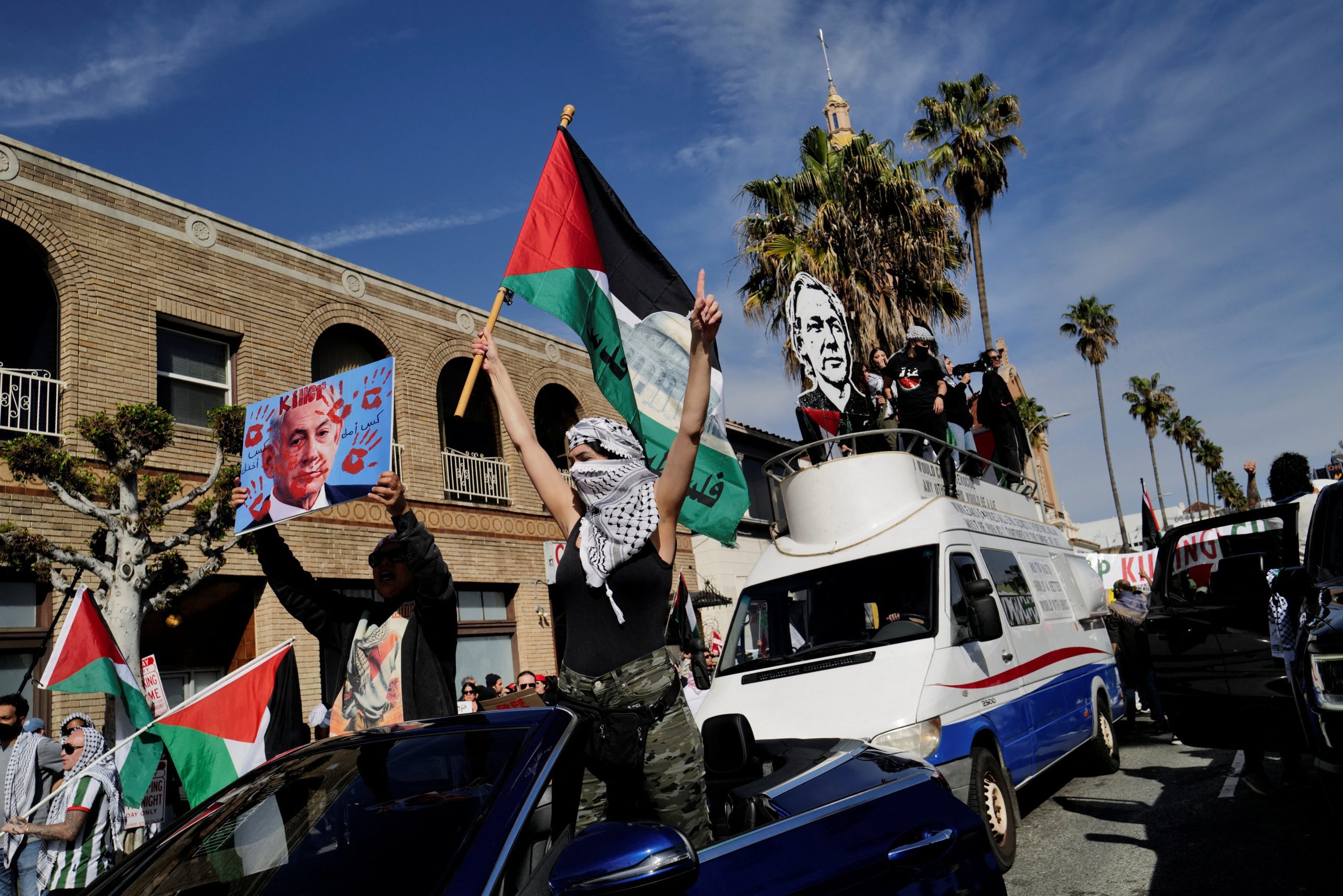 رويترز/ فع المتظاهرون الأعلام الفلسطينية، وهتفوا بالعبارات التضامنية مع فلسطين