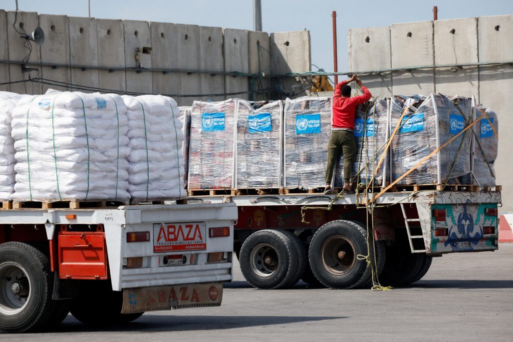 المساعدات إلى غزة إدخال المساعدات الإنسانية إلى غزة